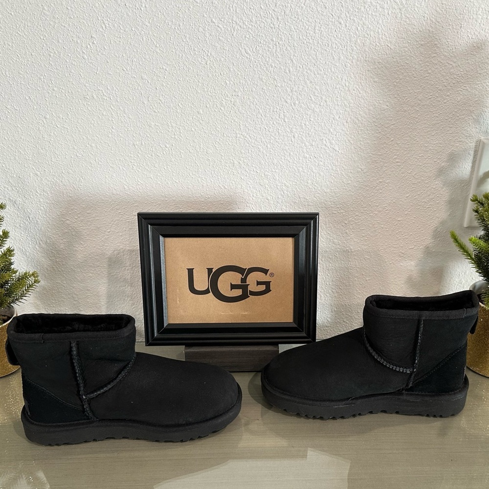 NEW: Women’s Classic Ultra Mini Boots Size 5